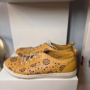 MAGO SNEAKER Yellow Floral Cutout Leather Sneakers w/Scalloped Edges - SIZE 10.5
